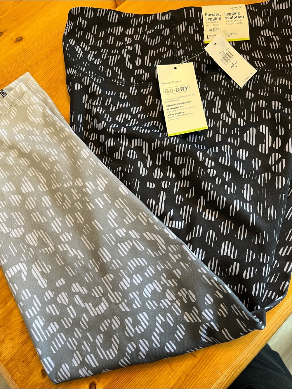 Old Navy Women's Printed Go-Dry Ankle Leggings in Black & Gray L/P